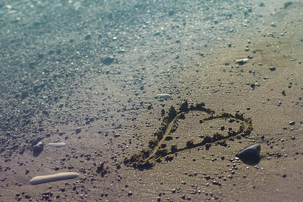 Coeur sur la plage de sable. Conception conceptuelle sur les relations, l'amour et les voyages, vacances romantiques, lune de miel. Duotone rose et bleu. Saint-Valentin en mer. Horizontal avec espace de copie — Photo