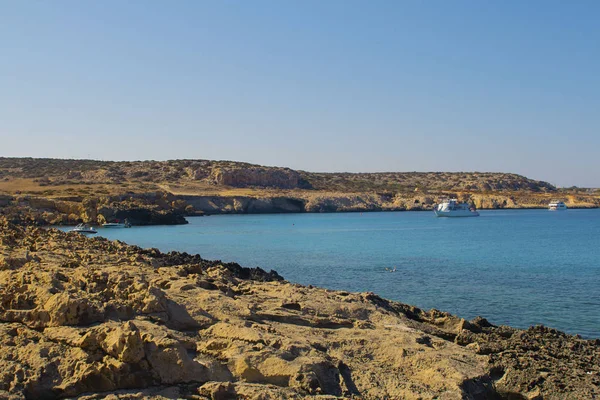 Beau paysage près de Cavo Greco à Ayia Napa, île de Chypre, mer Méditerranée. Incroyable mer bleue verte et journée ensoleillée. Horizontal — Photo