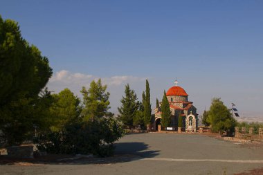 Kıbrıs Rum Ortodoks Manastırı 'ndaki Stavrovouni Manastırı dağın tepesinde yer alıyor. Yatay