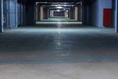 Yeraltı otoparkındaki karanlık koridor. Ayrı kutuları var.