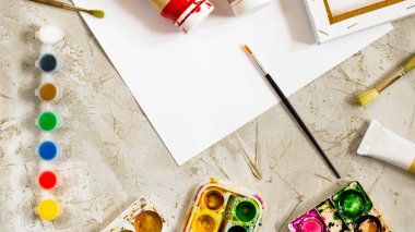 Küçük yuvarlak kaplarda parlak boyalar ve bir sürü palet, gri çimento arka planda fırça ve beyaz kağıt, Çalışma alanı, Yemekhane, Çizim, Hobi, Sanat Yatay Afiş Mekanı