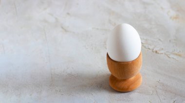 Beyaz yumurta kabı içinde gri çimentoyla kaplanmış arka plan, fotokopi alanı ile yatay pankart,