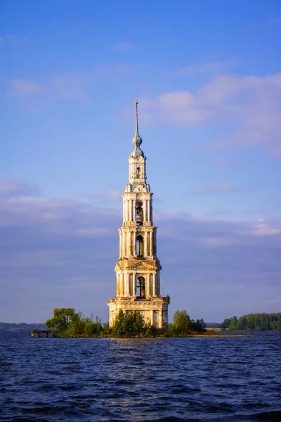 Horní část zvonice katedrály sv. Mikuláše obklopená vodou zaplavená v letním slunném dni na pozadí modré oblohy,, Kaljazin, Rusko, svislá — Stock fotografie