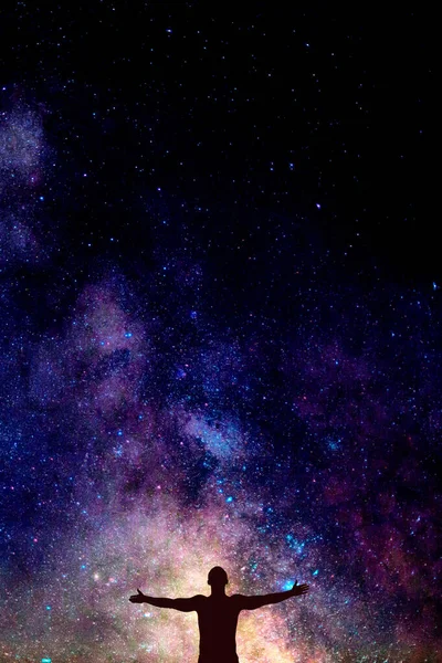 Donker silhouet van de mens met geopende handen onder prachtige heldere nachtelijke hemel met Melkweg. Ruimte concept voor ansichtkaart, behang of ontwerp, Verticaal met kopieerruimte achtergrond voor tekst — Stockfoto