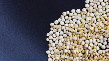 Pişmemiş Chenopodium kinoa tohumları, siyah arkaplanda vejetaryenler için protein kaynağı, metin ve tasarım için kopyalama alanı ile çekilen Macro