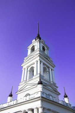 Rusya, Kalyazin, Ağustos 2017. Yazı işleri. Mavi gökyüzünün arka planında yükselen kilise, yerden Ortodoks kilisesine, mimariye, dikey, seyahat