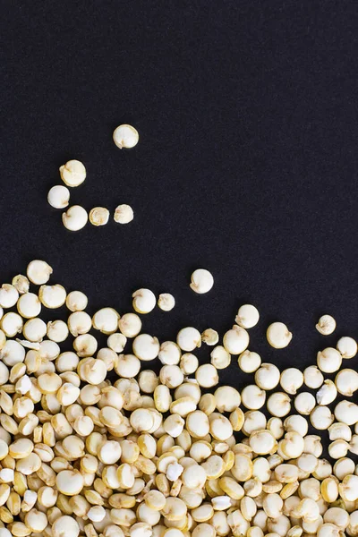 Pişmemiş Chenopodium kinoa tohumları, siyah arkaplanda vejetaryenler için protein kaynağı, metin ve tasarım için kopyalama alanı ile çekilen Macro