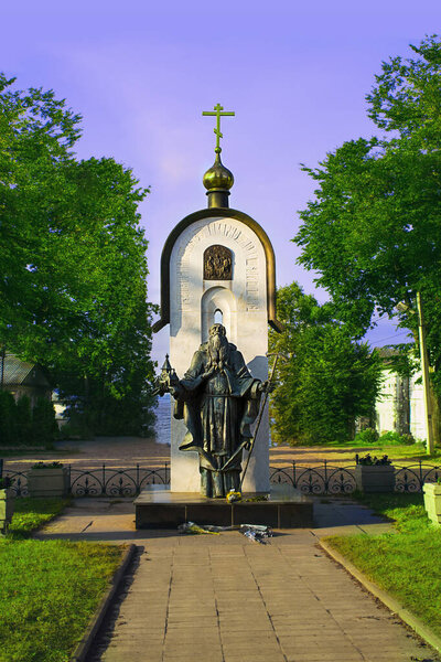 Россия, Калязин, август 2017 г. Редакция. Памятник Преподобному. Макарий Калязинский, основатель города. По вертикали. Путешествия
