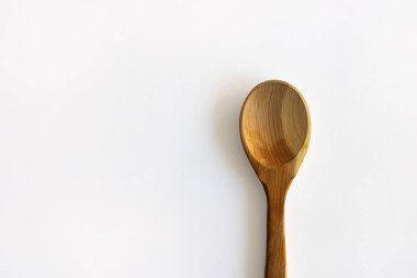 Beyaz arkaplanda tahta boş kaşık, metin ve tasarım için kopya alanı ile yatay. Mutfak eşyaları, tecrit