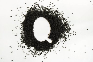 Bir avuç dolusu tatlı fesleğen, beyaz arka planda Q harfi. Siyah ve beyaz. Mektup. Tipografi. Sağlıklı ve süper yiyecekler. Yatay