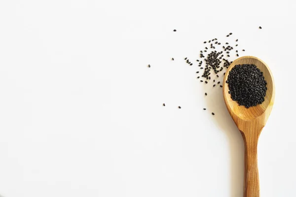 Semillas de albahaca dulce en un fondo blanco cuchara de madera. Aislar. Horizontal con espacio de copia para texto y diseño sobre superalimentos y salud —  Fotos de Stock