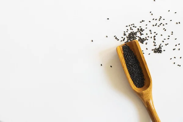 Zoete basilicum zaden in een houten bolletje witte achtergrond. Isoleer. Horizontaal met kopieerruimte voor tekst en ontwerp over superfood en gezondheid — Stockfoto