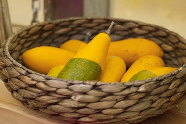 Cadılar Bayramı sonbahar dekoratif arka plan şişesi sarı ve yeşil renkli kabak kabakları şeklinde doğal sepet ve eskimiş halat fon. Bahçe ve hasat hakkında duvar kağıdı, sağlıklı, yatay