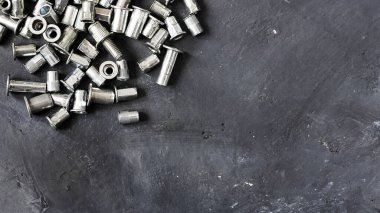 Birçok metal gri nehir cevizi sert iç iplik için sol üst köşesinde ince birimler için dikdörtgen yatay, arka plan siyah topraklama rustik yüzey üzerinde fotokopi alanı tasarım için