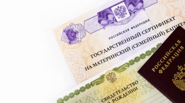 Moskova, Rusya - Nisan 2019: Rusya Federasyonu 'na doğum sermayesi, pasaport ve doğum sertifikasıyla ilgili mesaj at. İkinci çocuğun doğumunda aileye devlet desteği. Beyaz arkaplan