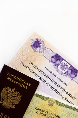 Moskova, Rusya - Nisan 2019: Rusya Federasyonu 'na doğum sermayesi, pasaport ve doğum sertifikasıyla ilgili mesaj at. İkinci çocuğun doğumunda aileye devlet desteği. Beyaz arkaplan