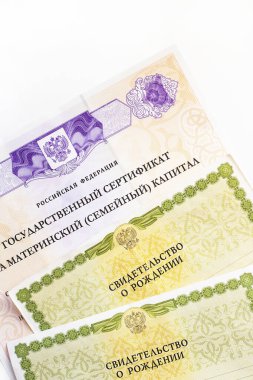 Moskova, Rusya - Nisan 2019: Rusya Federasyonu Devlet Doğum Sertifikası, Doğum Belgesi. İkinci çocuğun doğumunda aileye devlet desteği. Beyaz arkaplan