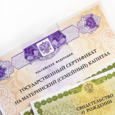 Moskova, Rusya - Nisan 2019: Rusya Federasyonu 'na doğum sermayesi, pasaport ve doğum sertifikasıyla ilgili mesaj at. İkinci çocuğun doğumunda aileye devlet desteği. Beyaz arkaplan
