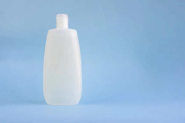 Witte plastic mockup fles voor shampoo of douchegel op lichtblauwe lege achtergrond met kopieerruimte — Stockfoto