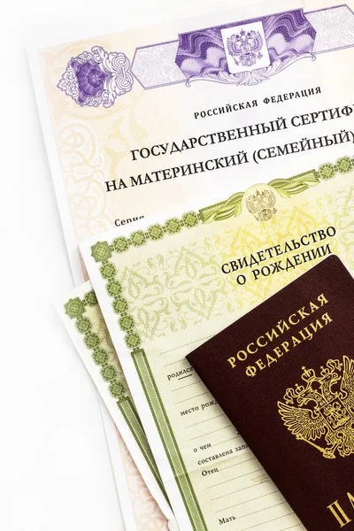 Moskva, Ryssland - april 2019: Text Ryska federationens statscertifikat om moderskapshuvudstaden, pass, födelsebevis. Statligt stöd till familjen vid andra barnets födelse. Vit bakgrund — Stockfoto