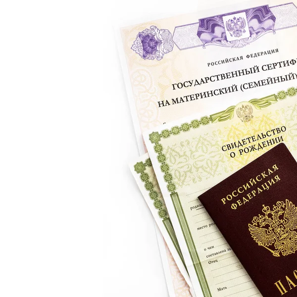 Moskou, Rusland - april 2019: Tekst Russische Federatie Staatscertificaat moederschap familiekapitaal, paspoort, geboortebewijs. Staatssteun voor het gezin bij de geboorte van een tweede kind. Witte achtergrond — Stockfoto