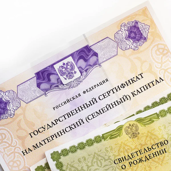 Moskova, Rusya - Nisan 2019: Rusya Federasyonu 'na doğum sermayesi, pasaport ve doğum sertifikasıyla ilgili mesaj at. İkinci çocuğun doğumunda aileye devlet desteği. Beyaz arkaplan
