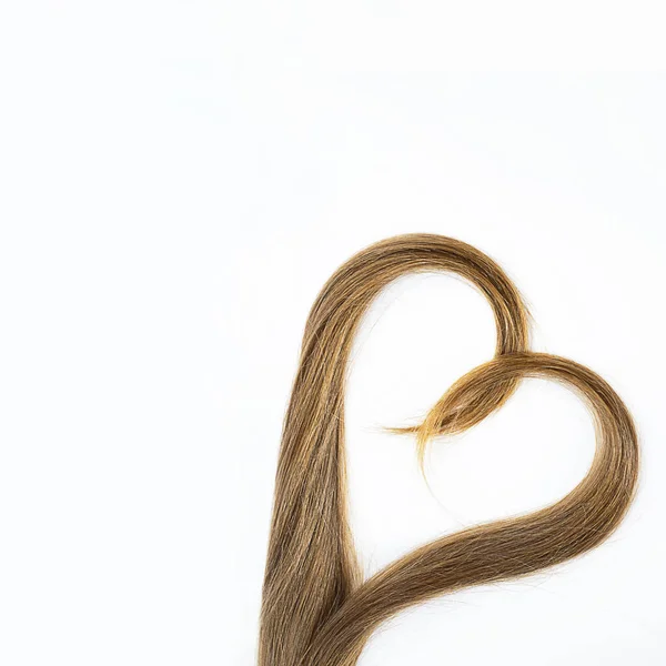 Długa blond darowizna włosów umieścić jak serce dla pacjenta z rakiem na białym tle. Widok góry. Naturalny materiał do robienia peruki. Kwadrat, odizolowany. Symbol życzliwości i wsparcia. Pojęcie — Zdjęcie stockowe