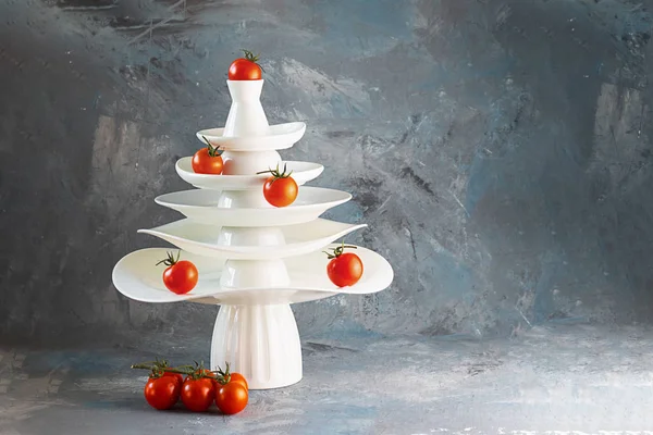 Beyaz tabak piramidi kırmızı domateslerle süslenmiş ve aşağıda karanlık yaratıcı kavram, bulaşık takımı, sebze, sebze, mutfak, duvar kağıdı, Xmas, Yeni Yıl