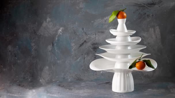 Footage White Dishes Pyramid Dark Background Being Decorated Mandarins Leaves — Stock Video
