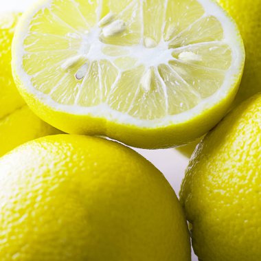 Çirkin, duble, organik limonlu, alışılmadık bir şekil ve bir sürü meyve. Kapatın. Gıda atığını azaltmak için kusurlu ürün satın almak. Kare. Sarı parlak renk. Yankı eğilimi.