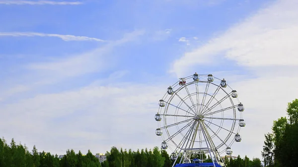 Empty Observation Wheel Background Blue Sky White Clouds Horizontal Copy — Stock Photo, Image