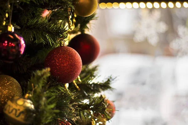 Süslemeli Yapay Noel Ağacı Arka Planda Kırmızı Toplar Var Kar - Stok İmaj