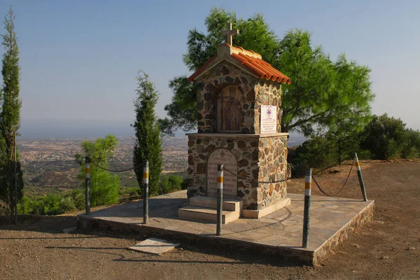 Kıbrıs 'taki Stavrovouni manastırı yakınlarındaki St. Helena manzaralı küçük bir bina. Arka planda güzel bir dağ manzarası var. Avrupa 'ya seyahat. Dinler Anıtı
