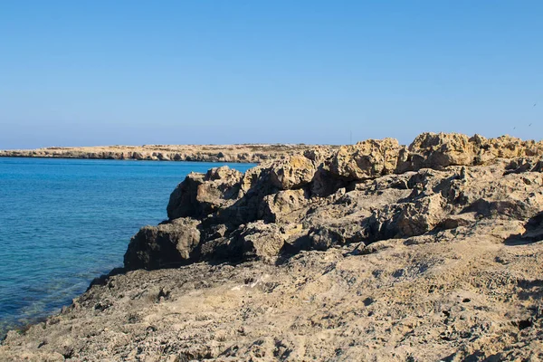 Prachtig landschap in de buurt van Cavo Greco in Ayia Napa, Cyprus eiland, Middellandse Zee. Geweldige blauwe groene zee en zonnige dag. Horizontaal — Stockfoto