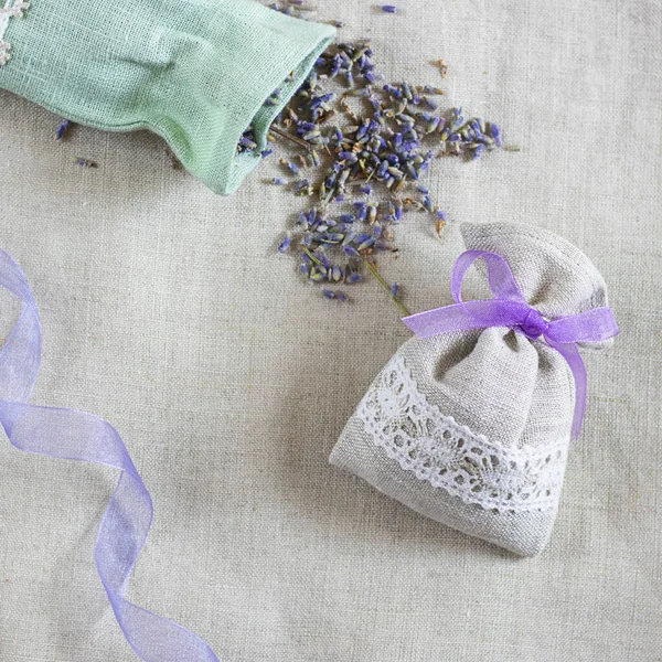 Pequeña Bolsa Lino Llena Lavanda Seca Decorada Con Encaje Coque Imagen de stock