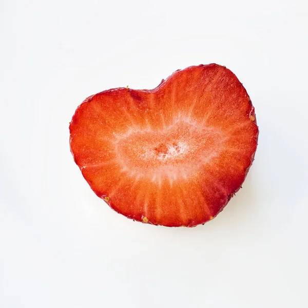 Isolato primo piano forma di cuore maturo fragola rossa tagliata a metà su uno sfondo bianco. Macro immagine quadrata di bacche fresche biologiche, raccolti, cibo sano e vitamina C — Foto Stock