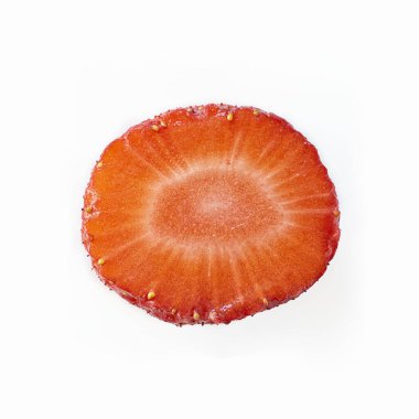 Beyaz bir arka planda, kırmızı çilek kesimine yakın izole edilmiş. Taze organik böğürtlen, hasat, sağlıklı yiyecek ve vitamin hakkında makro kare resim