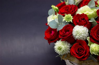 Kırmızı güller koyu arkaplanda kırmızı güller bir sepette