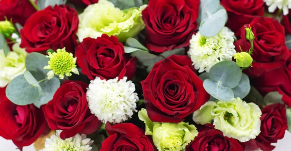 Rote Rosen auf weißem Hintergrund Komposition aus roten Rosen in einem Korb — Stockfoto