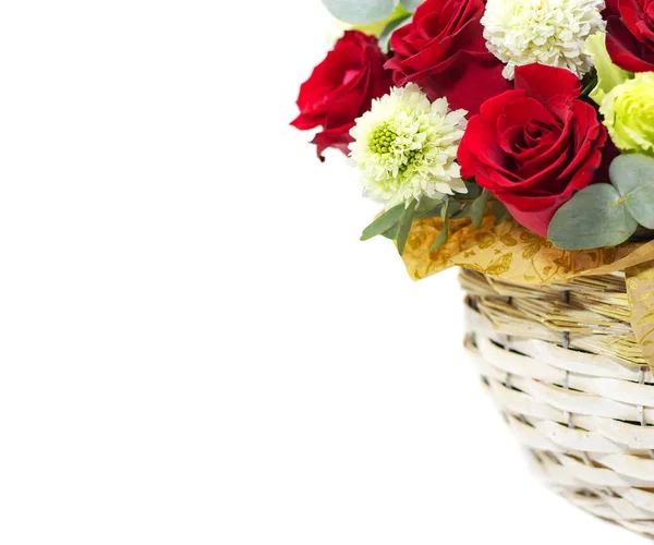 Rote Rosen auf weißem Hintergrund Komposition aus roten Rosen in einem Korb — Stockfoto