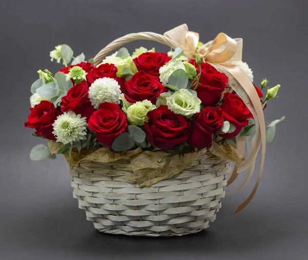Червоні троянди на темному тлі композиція червоних троянд в кошику — стокове фото