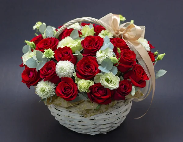 Rote Rosen auf dunklem Hintergrund Komposition aus roten Rosen in einem Korb — Stockfoto