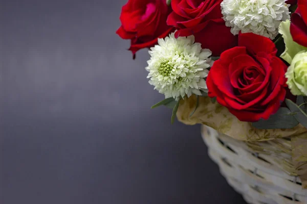 Червоні троянди на темному тлі композиція червоних троянд в кошику — стокове фото