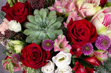 Parlak çiçeklerin taze kompozisyonu. Metinler için çiçekçi dükkanı.