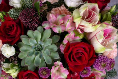 Parlak çiçeklerin taze kompozisyonu. Metinler için çiçekçi dükkanı.