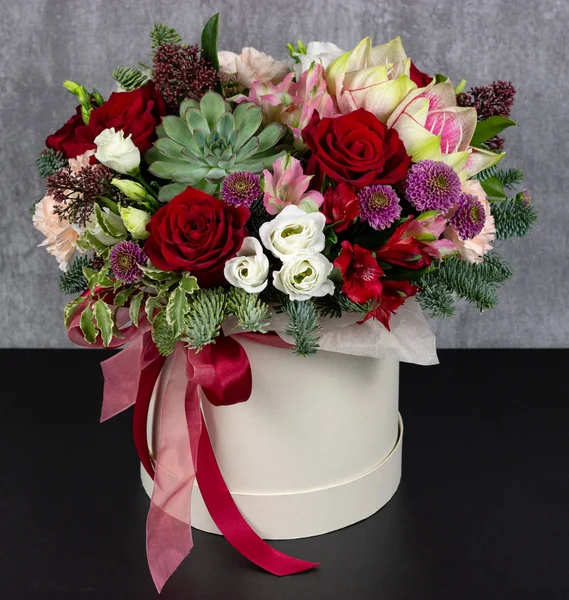 Arranjo fresco de flores brilhantes em uma caixa de chapéu florista local de trabalho para texto — Fotografia de Stock