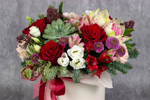 Arranjo fresco de flores brilhantes em uma caixa de chapéu florista local de trabalho para texto — Fotografia de Stock