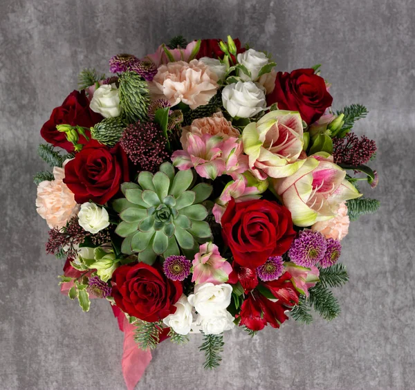 Composição fresca de flores brilhantes close-up local de trabalho florista para texto — Fotografia de Stock