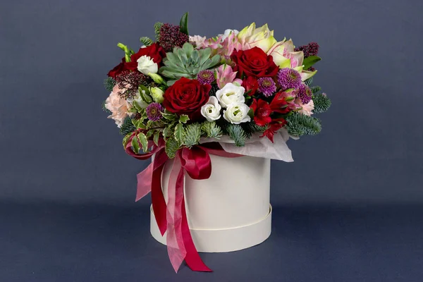 Arranjo fresco floral de flores brilhantes em uma caixa de chapéu espaço de cópia de fundo cinza — Fotografia de Stock