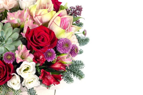 Arranjo fresco floral de flores brilhantes em uma caixa de chapéu copiar espaço fundo branco — Fotografia de Stock